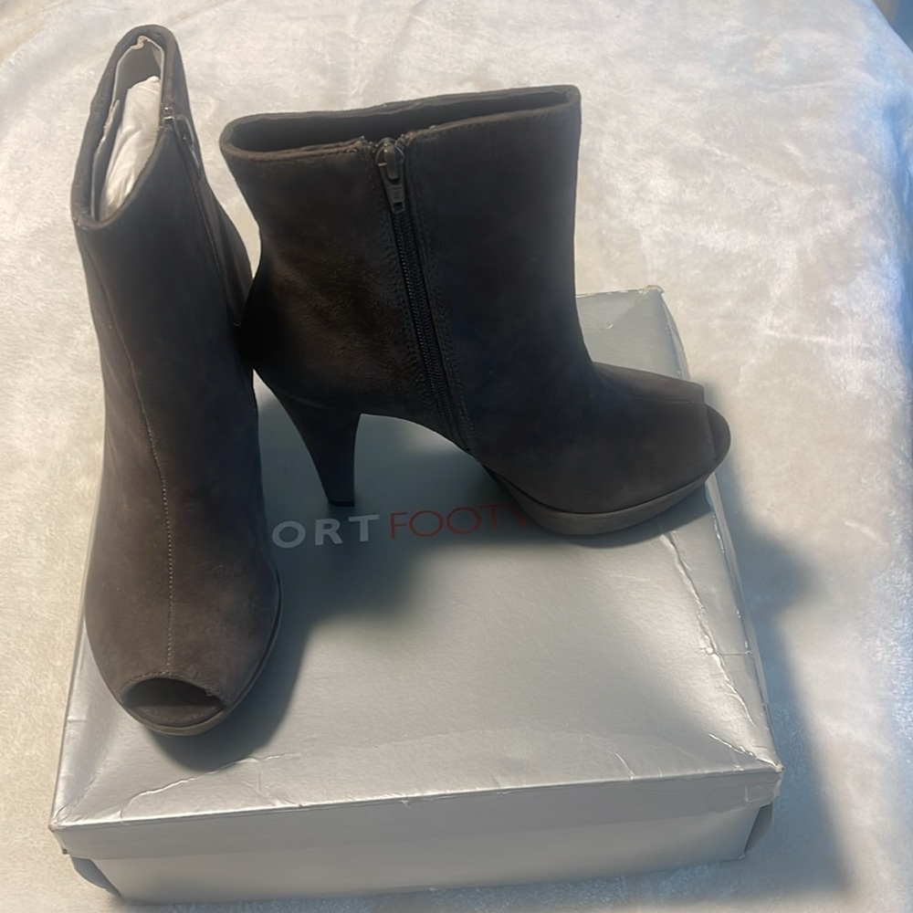 New w/Box Ladies Report Grey Faux Suede peep-toe ankle boots Size 8
